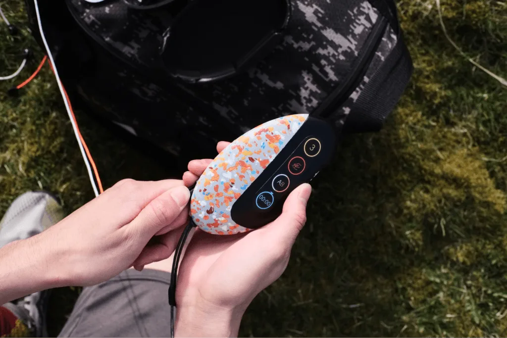 A single electrode jack makes setup easy.